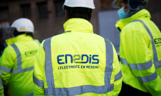 Le logo d'Enedis, le gestionnaire du réseau électrique, est visible sur la veste d'un employé sur un chantier à Nantes