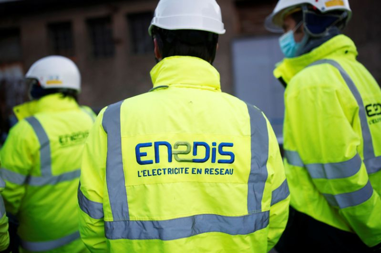 Le logo d'Enedis, le gestionnaire du réseau électrique, est visible sur la veste d'un employé sur un chantier à Nantes