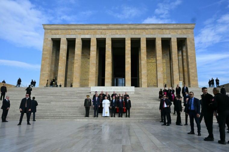 Le pape Léon XIV pose avec les autorités turques devant le mausolée d'Atatürk à Ankara, le 27 novembre 2025 ( AFP / Andreas SOLARO )