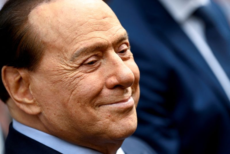 ITALIE: BERLUSCONI DÉCIDE DE NE PAS SE PRÉSENTER À LA PRÉSIDENCE