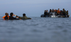 Des migrants essaient de monter à bord d'un "bateau-taxi" pour traverser la Manche le 19 septembre 2025 au large de la plage de Gravelines, dans le nord de la France ( AFP / Sameer Al-DOUMY )