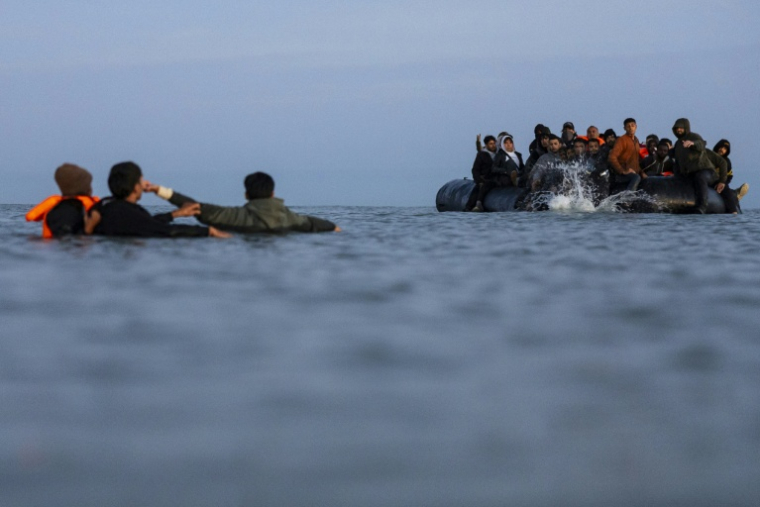 Des migrants essaient de monter à bord d'un "bateau-taxi" pour traverser la Manche le 19 septembre 2025 au large de la plage de Gravelines, dans le nord de la France ( AFP / Sameer Al-DOUMY )