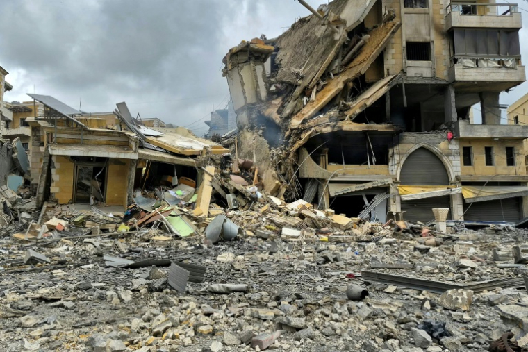 Un immeuble détruit par une frappe aérienne israélienne sur Nabatiyeh, dans le sud du Liban, le 6 avril 2026 ( AFP / Abbas Fakih )