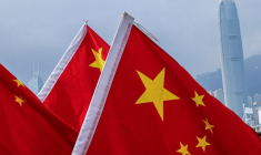 Des drapeaux nationaux chinois devant le quartier financier central, à Hong Kong