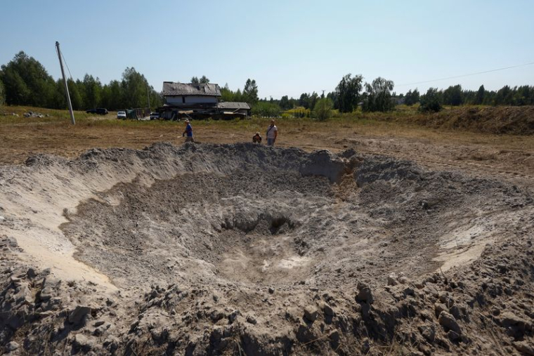 Un cratère apparu lors d'une frappe de missile russe près de Kyiv