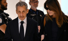 L'ancien président français Nicolas Sarkozy avec son épouse Carla Bruni arrive pour le verdict de son procès à son arrivée au tribunal de Paris, le 25 septembre 2025 ( AFP / JULIEN DE ROSA )