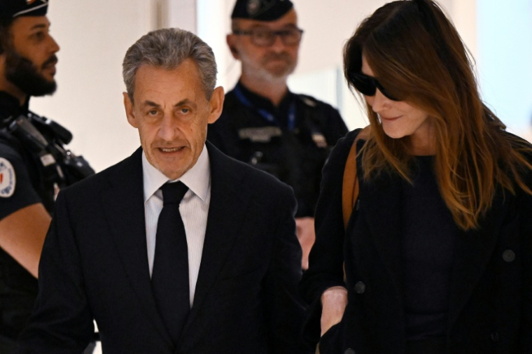 L'ancien président français Nicolas Sarkozy avec son épouse Carla Bruni arrive pour le verdict de son procès à son arrivée au tribunal de Paris, le 25 septembre 2025 ( AFP / JULIEN DE ROSA )