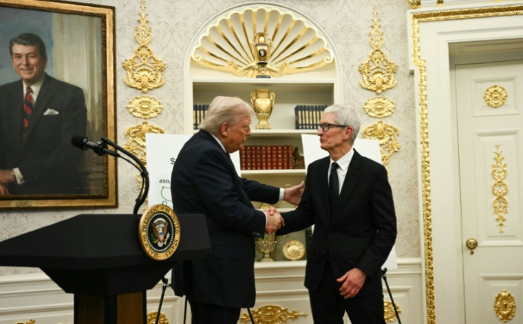 Le président américain Donald Trump serre la main de Tim Cook, le patron du géant électronique Apple, le 6 août 2025 à Washington ( AFP / Brendan SMIALOWSKI )