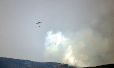 Un hélicoptère intervient pour éteindre un incendie de forêt à San Ciprian de Sanabria, dans le nord-ouest de l'Espagne, le 21 août 2025 ( AFP / Thomas COEX )
