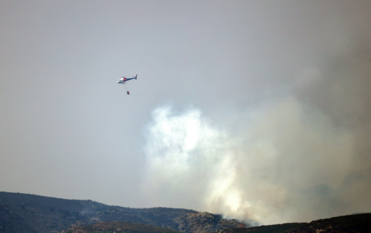 Un hélicoptère intervient pour éteindre un incendie de forêt à San Ciprian de Sanabria, dans le nord-ouest de l'Espagne, le 21 août 2025 ( AFP / Thomas COEX )