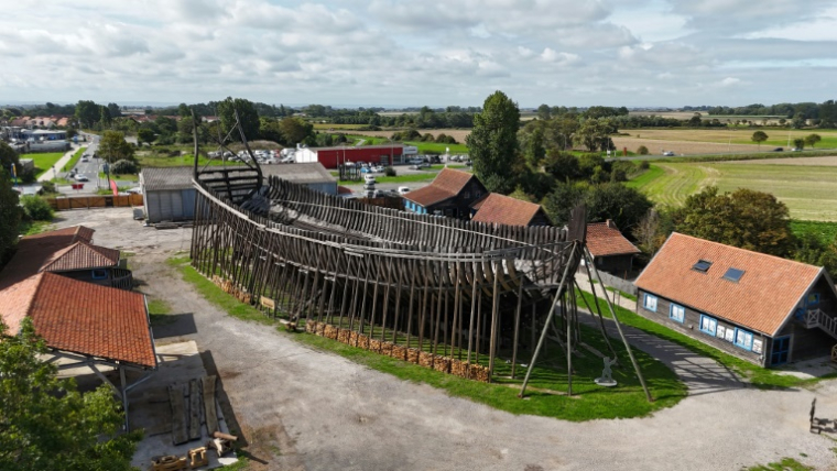 Vue du Jean-Bart, une réplique grandeur nature d'un navire de guerre de l'époque de Louis XIV, en cours de construction à Gravelines, dans le Nord, le 7 septembre 2026 ( AFP / Pierre BEAUVILLAIN )