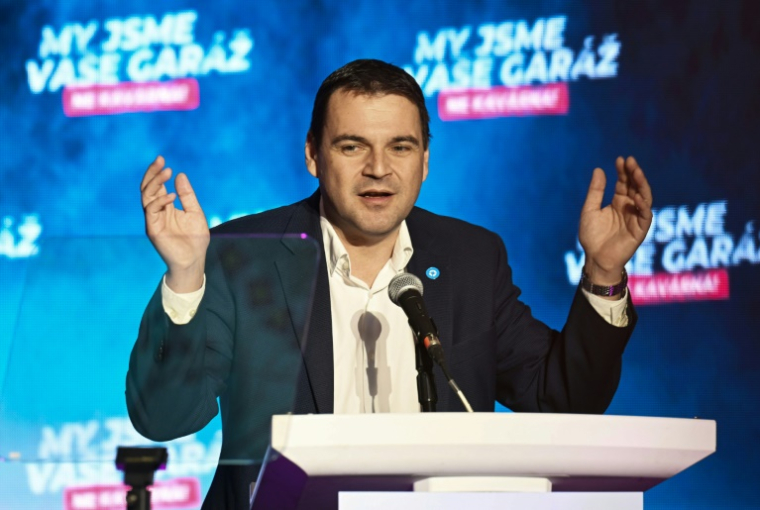 Le candidat du nouveau parti "La Voix des automobilistes" Petr Macinka en campagne pour les législatives à Prague le 23 septembre 2025  ( AFP / Michal Cizek )