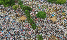 Des dizaines de milliers de partisans du principal parti islamiste du Bangladesh, le Jamaat-e-Islami, rassemblés à Dacca pour réclamer notamment la représentation proportionnelle au Parlement à quelques mois des élections, le 19 juillet 2025 ( AFP / MUNIR UZ ZAMAN )