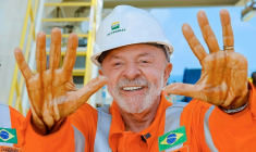 Photo transmise par l'Agencia Petrobras montrant le président brésilien Luiz Inacio Lula da Silva exhiber ses mains couvertes de pétrole lors d'une visite sur la plateforme de forage NS-42, au large de l'Etat d'Amapa au Brésil, le 17 août 2026 ( Agencia Petrobras / Handout )