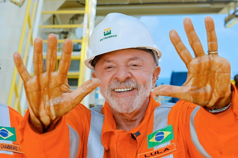 Photo transmise par l'Agencia Petrobras montrant le président brésilien Luiz Inacio Lula da Silva exhiber ses mains couvertes de pétrole lors d'une visite sur la plateforme de forage NS-42, au large de l'Etat d'Amapa au Brésil, le 17 août 2026 ( Agencia Petrobras / Handout )