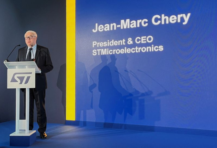Le directeur général Jean-Marc Chéry s'exprime dans une usine de STMicroelectronics à Catane, Italie