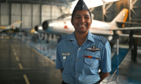 Shivangi Singh, pilote de l'armée de l'air indienne, lors d'une interview avec l'AFP au musée de l'armée de l'air à New Delhi, le 15 avril 2025 ( AFP / Arun SANKAR )