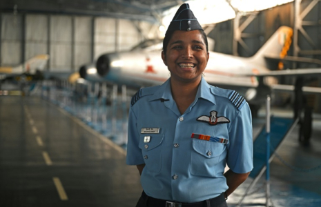 Shivangi Singh, pilote de l'armée de l'air indienne, lors d'une interview avec l'AFP au musée de l'armée de l'air à New Delhi, le 15 avril 2025 ( AFP / Arun SANKAR )