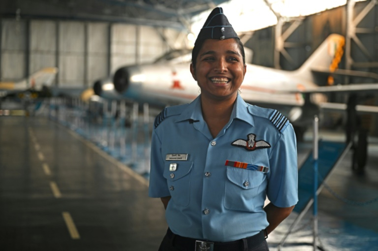 Shivangi Singh, pilote de l'armée de l'air indienne, lors d'une interview avec l'AFP au musée de l'armée de l'air à New Delhi, le 15 avril 2025 ( AFP / Arun SANKAR )