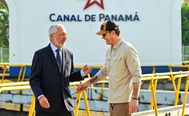 Le ministre américain de la Défense Pete Hegseth (à droite) et l'administrateur du Canal de Panama Ricaurte Vasquez, le 8 avril 2025 ( AFP / MARTIN BERNETTI )