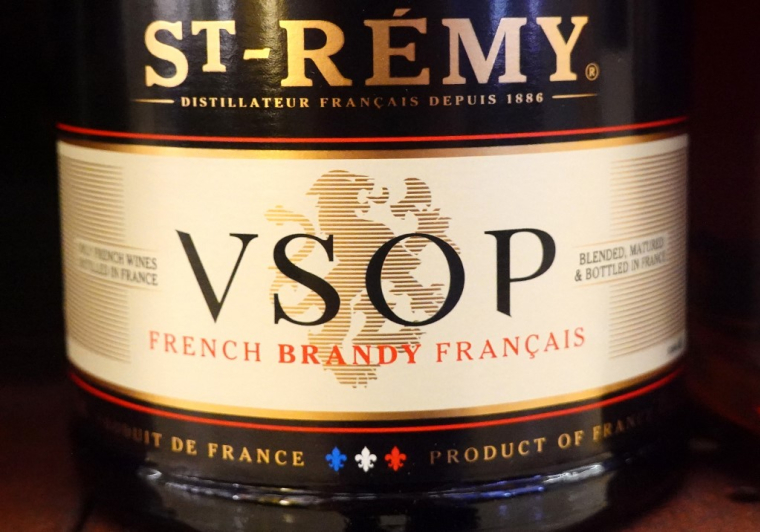 Une bouteille de cognac de marque St-Rémy, appartenant au groupe Rémy Cointreau. ( GETTY IMAGES NORTH AMERICA / MARIO TAMA )