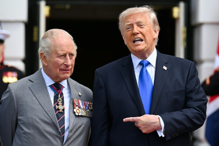 Le président américain Donald Trump et le roi Charles III lors d'une cérémonie d'adieu officielle sur la pelouse sud de la Maison Blanche à Washington, le 30 avril 2026 ( POOL / Samir HUSSEIN )