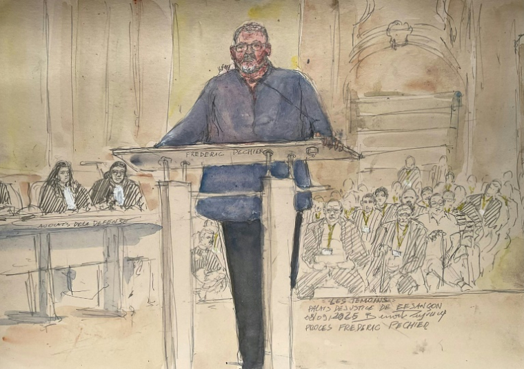 Le docteur Frédéric Péchier, devant le tribunal à Besançon, le 8 septembre 2025 ( AFP / Benoit PEYRUCQ )