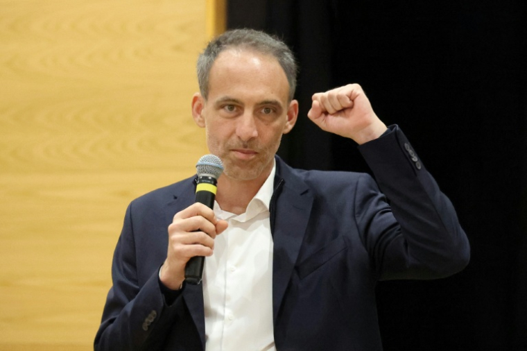 Raphaël Glucksmann (g), candidat de la primaire de la gauche pour la présidentielle  et leader de Place publique (PP), lors d'un débat à Courrières, le 25 septembre 2026 dans le Pas-de-Calais ( AFP / Francois LO PRESTI )