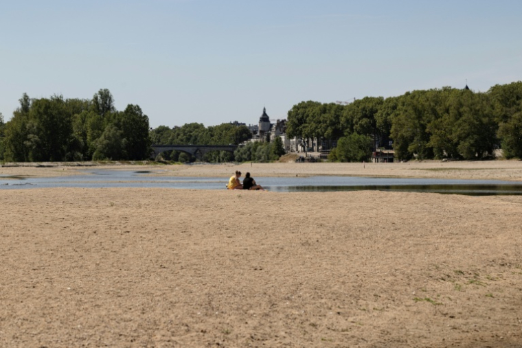 Le lit partiellement asséché de la Loire, à Orléans dans le Loiret, le 22 juillet 2026 ( AFP / Alain JOCARD )