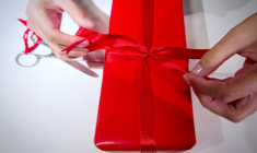 Au lendemain du réveillon de Noël et des ouvertures de cadeaux, près de 900.000 annonces de revente ont été publiées en France, pulvérisant les scores de l'année dernière ( AFP / JOEL SAGET )