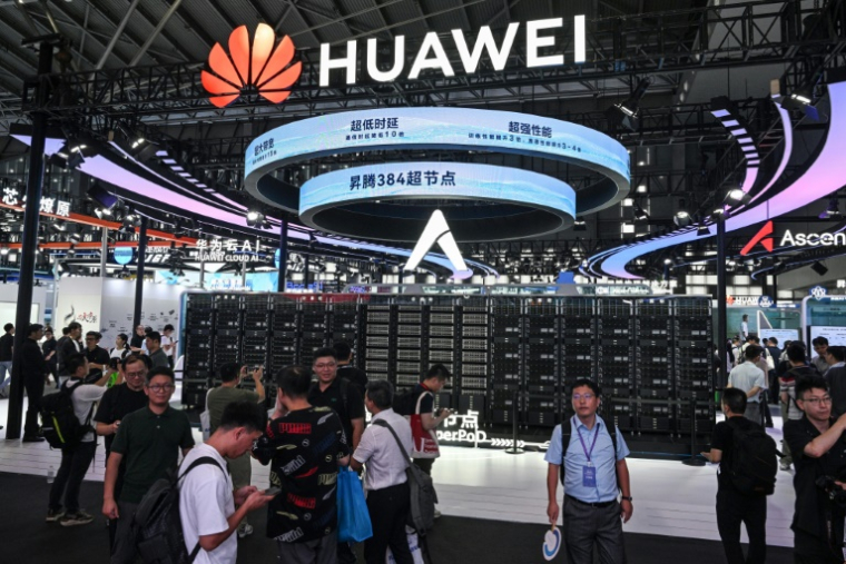 Des visiteurs sur le stand Huawei lors de la Conférence mondiale sur l'intelligence artificielle (WAIC) au Centre mondial des expositions et des congrès de Shanghai, le 28 juillet 2025 ( AFP / HECTOR RETAMAL )