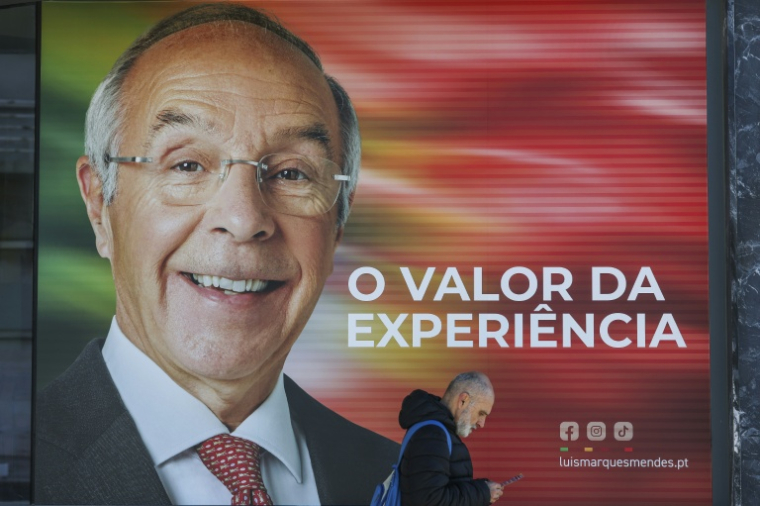 Une personne passe devant le quartier général de campagne du candidat à la présidence Luis Marques Mendes, du Parti social-démocrate (PSD), à Lisbonne, le 5 janvier 2026 ( AFP / PATRICIA DE MELO MOREIRA )