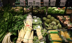 Rayon légumes danns un magasin Carrefour le 29 mars 2023 à Villeneuve-la-Garenne, dans les Hauts-de-Seine. ( AFP / Thomas SAMSON )