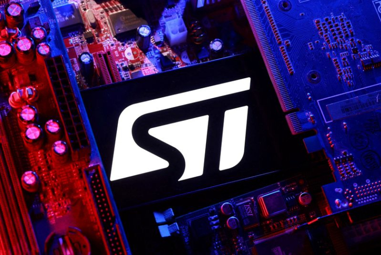 PHOTO DE FICHIER : Illustration du logo de STMicroelectronics et d'une carte mère d'ordinateur