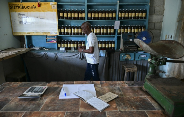 Un employé dans une "bodega", une épicerie à prix subventionnés, le 5 octobre 2026 à La Havane, à Cuba ( AFP / YAMIL LAGE )