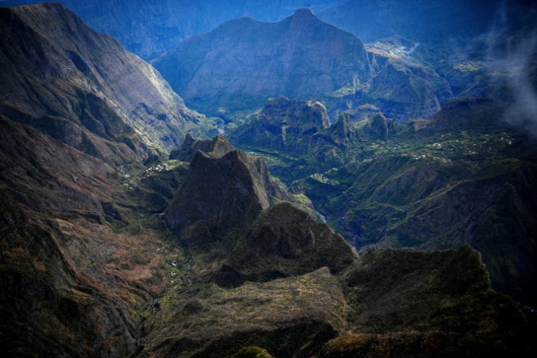 Le cirque de Mafate vu depuis les hauteurs de Saint-Paul, à La Réunion, le 27 février 2022 ( AFP / Christophe ARCHAMBAULT )