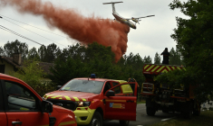 Un Dash 8 Q400 MR de la Sécurité civile française effectue un largage de retardant sur un feu de forêt près de Luglon, dans le sud-ouest de la France, le 15 août 2026.  (Photo par GAIZKA IROZ / AFP