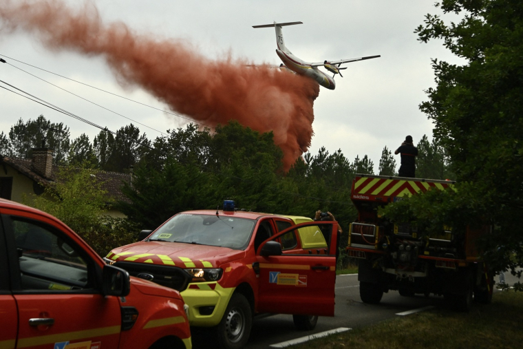 Un Dash 8 Q400 MR de la S&eacute;curit&eacute; civile fran&ccedil;aise effectue un largage de retardant sur un feu de for&ecirc;t pr&egrave;s de Luglon, dans le sud-ouest de la France, le 15 ao&ucirc;t 2026.  (Photo par GAIZKA IROZ / AFP