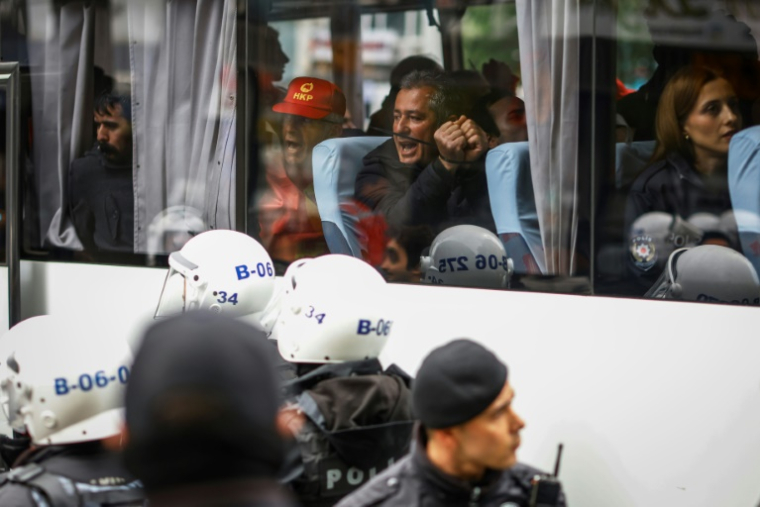 Des manifestants dans un bus après avoir été arrêtés par la police alors qu'ils tentaient de se rendre place Taksim, à Istanbul, lors d'un rassemblement à l'occasion de la Journée internationale des travailleurs, le 1er mai 2025 ( AFP / KEMAL ASLAN )
