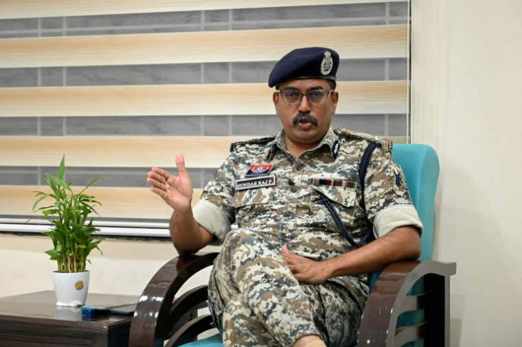 Le chef de la police locale, Sundarraj P., lors d'une interview avec lAFP à Jagdalpur, dans l'Etat de Chhatisgarh, le 30 mars 2026 en Inde ( AFP / Shammi MEHRA )