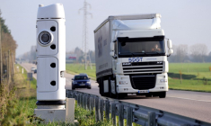 Une borne écotaxe, installée en Bretagne, en 2013 (illustration) ( AFP / PHILIPPE HUGUEN )
