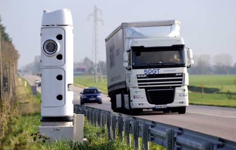 Une borne écotaxe, installée en Bretagne, en 2013 (illustration) ( AFP / PHILIPPE HUGUEN )