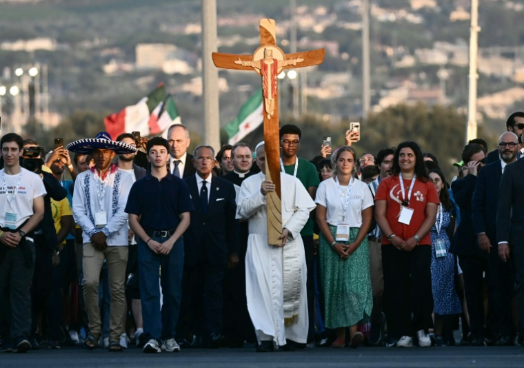 Le pape Léon XIV porte la croix à son arrivée pour une veillée en plein air près de Rome le 2 août 2025 ( AFP / Filippo MONTEFORTE )