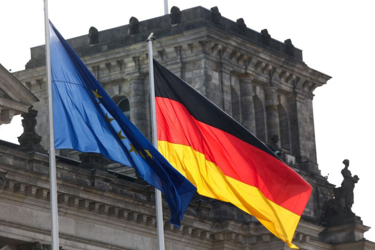 Les drapeaux de l'Union européenne et de l'Allemagne flottent devant le bâtiment du Reichstag, siège du parlement allemand, le Bundestag, à Berlin