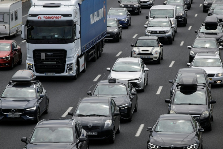 Avec plus de 900 kilomètres de bouchons à 12H00, le trafic est très chargé samedi, notamment en vallée du Rhône, pour ce week-end de départ en vacances ( AFP / Valentine CHAPUIS )