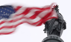 Le drapeau américain flotte au sommet du Capitole américain à Washington.