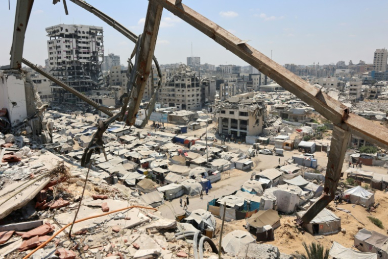 Des tentes de déplacés palestiniens au milieu des destructions à Gaza-ville, le 18 août 2025 ( AFP / Omar AL-QATTAA )