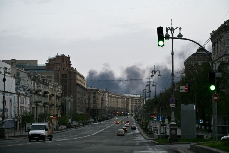 Fumées dans le ciel de Kiev après des frappes russes, le 16 avril 2026 ( AFP / Genya SAVILOV )
