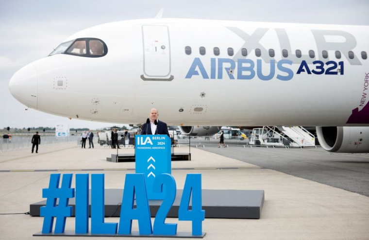 Le chancelier allemand Olaf Scholz lors de l'ouverture du salon international de l'aérospatiale ILA à l'aéroport de Schoenefeld