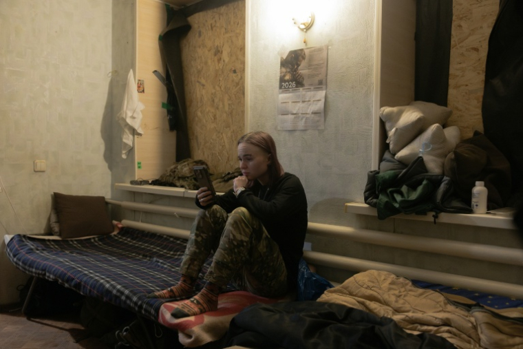 Anastassia Podobaïlo lors d'une pause au poste médical de la 56e brigade, dans la région de Donetsk, le 15 mars 2026 en Ukraine ( AFP / Roman PILIPEY )